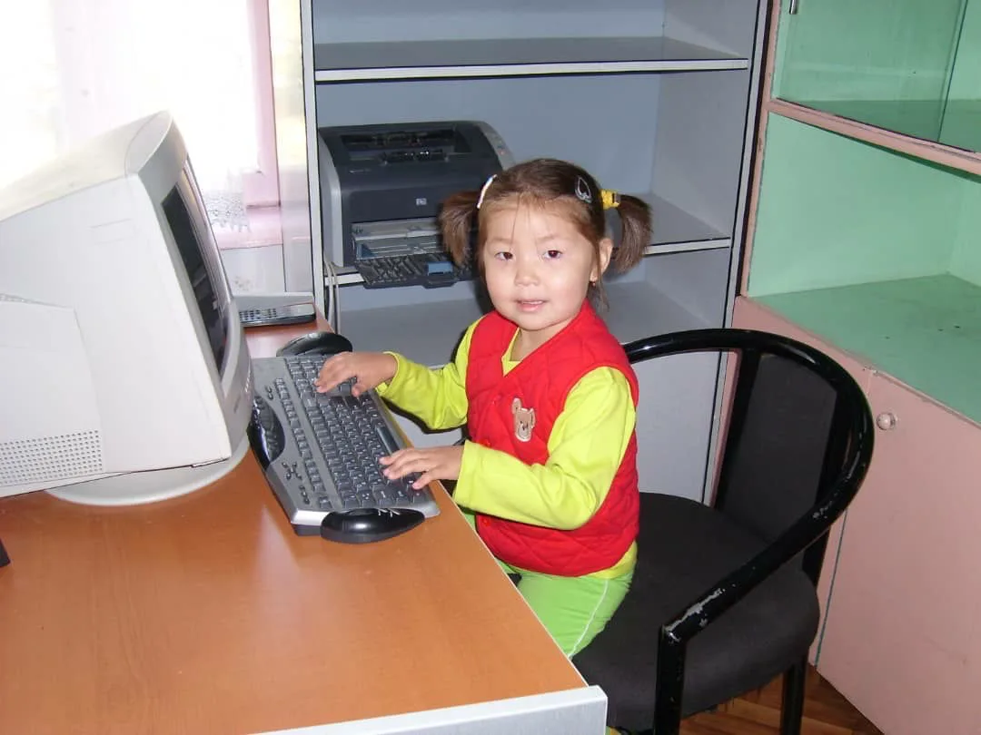 Bermet as a kid at a computer